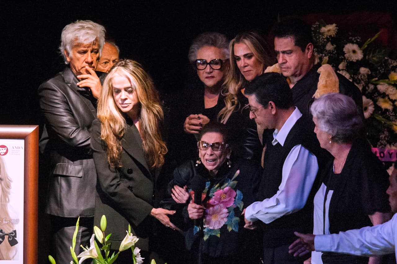 Apenas una semana después de la muerte de Edith González, la señora Ofelia Fuentes seguía inconsolable. En entrevista para 'Venga la alegría', la actriz Lorena Velázquez reveló las últimas palabras que le dijo a su hija en el panteón.