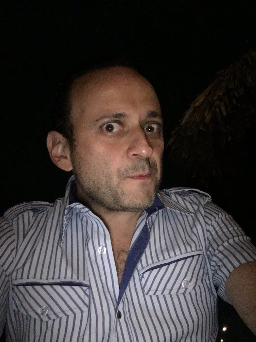 Sus personajes le abrieron muchas puertas a Eduardo España, un talentoso actor de comedia que ha forjado una amplia carrera en el cine y la televisión mexicana.