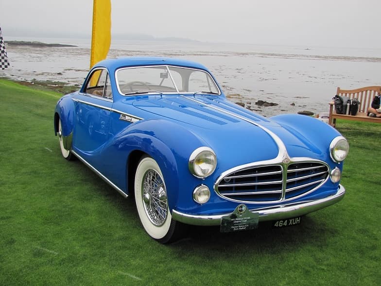 A pesar de su moderna apariencia el 
<b>Delahaye 235 MS Coupe de 1951</b> es un auto que, aunque duplicaba en precio al 
<b>Jaguar XK120 </b>de la época, contaba con una tecnología de postguerra sumamente anticuada. 
<b>Delahaye</b>, fundada en 1894 era una de las grandes marcas más antiguas de Francia. Su gran fama y prestigio le sirvieron de muy poco al no poder superar los rigores de la devastada economía francesa de la postguerra, desapareciendo de escena en 1954.