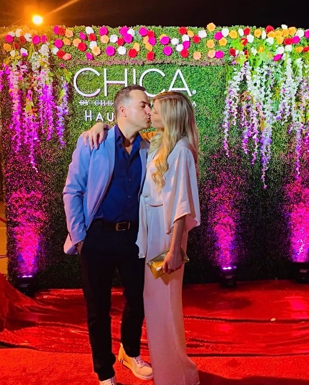 El conductor mexicano asistió con su novia Diana Ferrer. La feliz pareja derrochó amor y disfrutaron de las amenidades de la apertura.