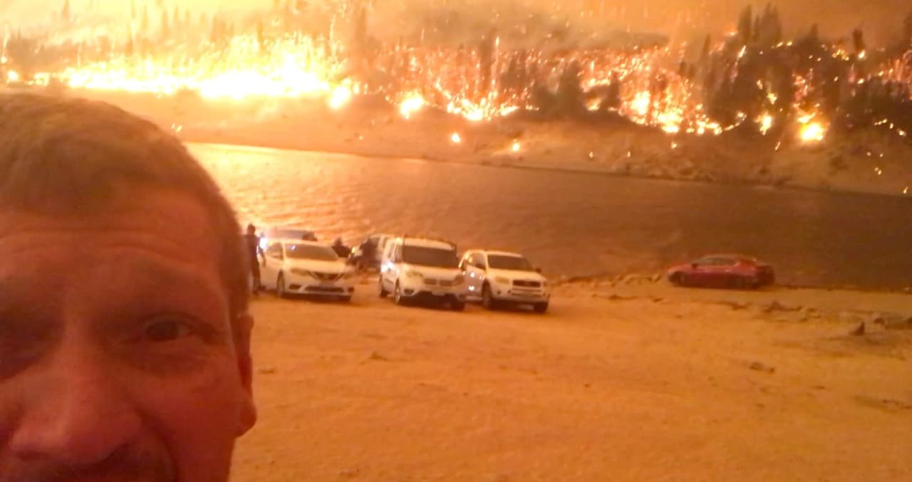 <b><a href="https://www.univision.com/local/fresno-kftv/aun-hay-personas-atrapadas-militares-continuan-rescatando-turistas-desde-la-montana-debido-al-incendio-creek">Acorralados por el fuego quedaron 200 visitantes</a></b> que vacacionaban el fin de semana del Día del Trabajo. Fueron finalmente rescatados en un helicoptero de la 
<b><a href="https://www.univision.com/local/fresno-kftv/asi-fue-el-rescate-de-las-214-personas-atrapadas-por-el-fuego-en-california-20-fueron-hospitalizadas-fotos">Guardia Nacional. </a></b>