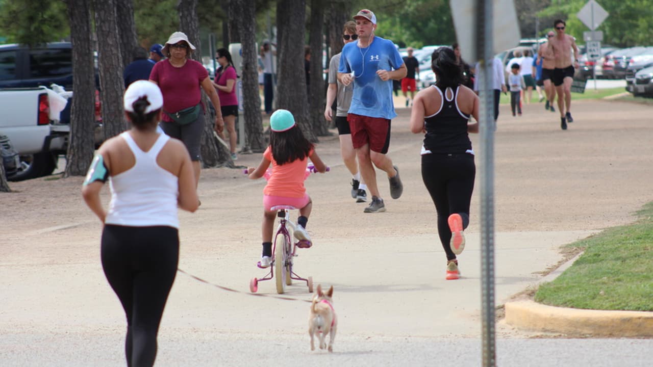 La gran ventaja de los parques públicos es que puedes llevar a tus hijos para que disfruten junto contigo en lugar de estar encerrado en casa en este distanciamiento social para contener el virus.