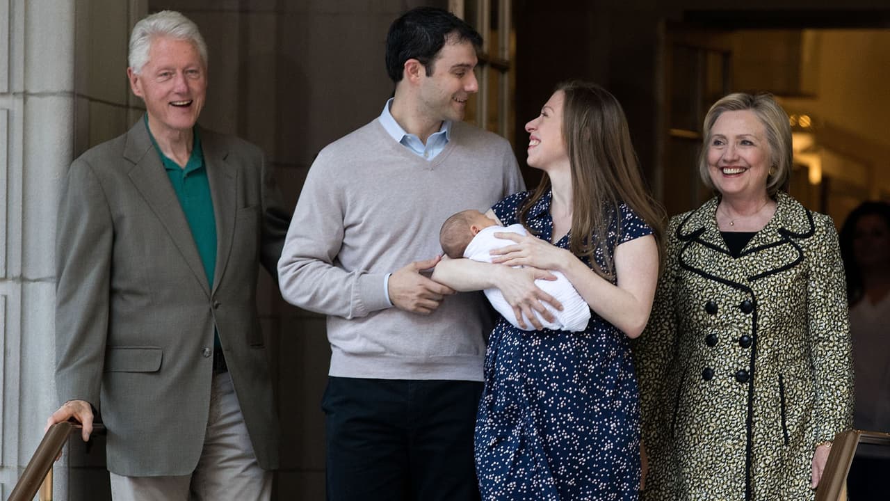 Chelsea Clinton presentó a su bebé al estilo Kate Middleton