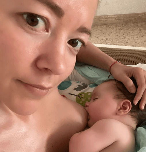 “(...) Me daba más miedo la lactancia que el parto. Mi lactancia comenzó siendo "perfecta” hasta que tuve una complicación médica por la que tuvieron que internarme varios días. Siempre comparto que en esos momentos difíciles, el deseo de alimentar a mi bebé y tenerlo cerca fue lo que me sacó adelante”, expresó en Instagram.