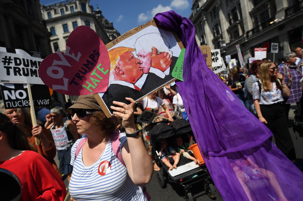 ”El amor triunfa sobre el odio”, junto a un dibujo de Donald Trump besando al ex ministro de Asuntos Exteriores británico, Boris Johnson, quien renunció hace pocos días.