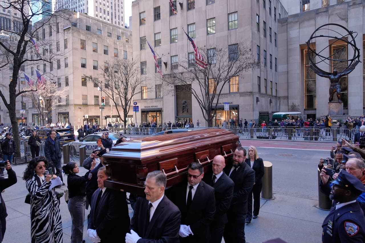 La ceremonia religiosa se celebró tras un fin de semana de velatorios privados y públicos. Aunque 
<b>el funeral fue abierto al público,</b> la familia anunció que el entierro del artista será privado, reservado para sus seres más cercanos.