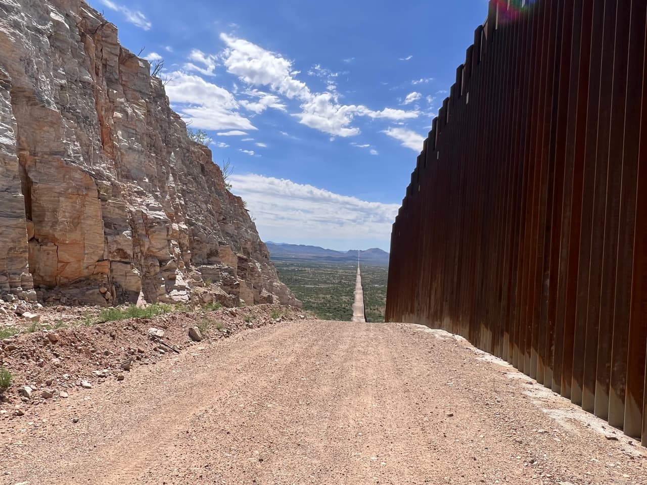 El sector de Tucson de la Patrulla Fronteriza patrulla 262 millas del sur de Arizona, lo demás pertenece al sector de Yuma. En esta área dejaron unos espacios en el muro y en una gran parte cerca de las montañas pozo verde se detuvo la contrucción de la valla.