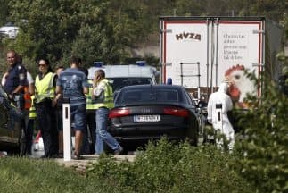 Los inmigrantes viajaban dentro de un camión frigorífico sin ventilación. Fueron abandonados al costado de una carretera en Austria.