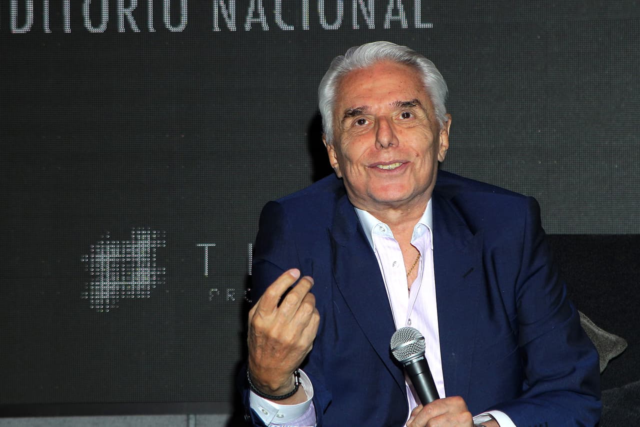 De acuerdo al programa 
<b><a href="https://www.youtube.com/watch?v=z23t9fYNC6I" target="_blank">'Venga la alegría'</a></b>, Guzmán cantó en su espectáculo el tema 
<b><a href="https://www.youtube.com/watch?v=qxTiXYhfVic" target="_blank">'100 kilos de barro'</a></b>, el cual llegó a grabar con el recién fallecido'Príncipe de la Canción'.