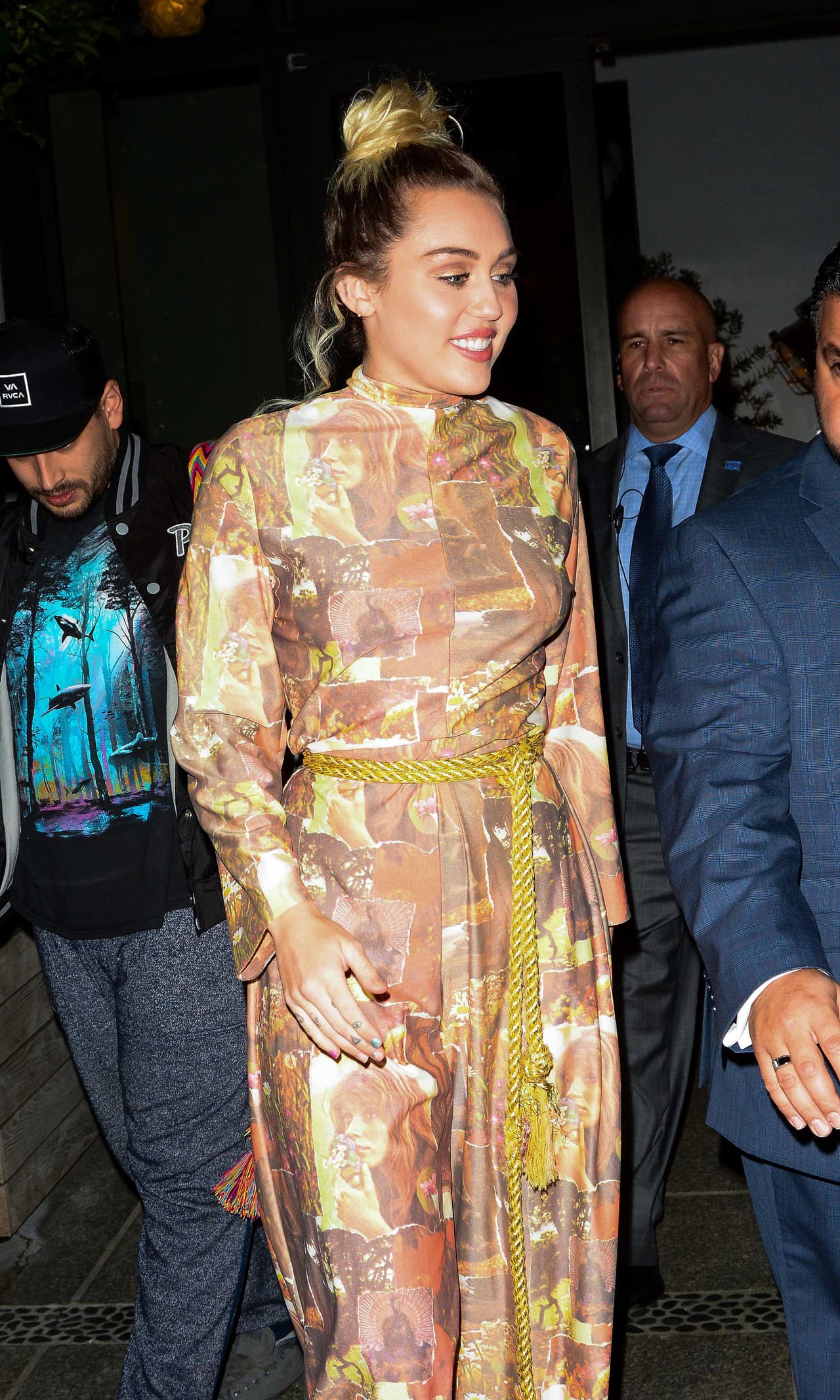 El peinado también hizo lucir diferente a la Cyrus.