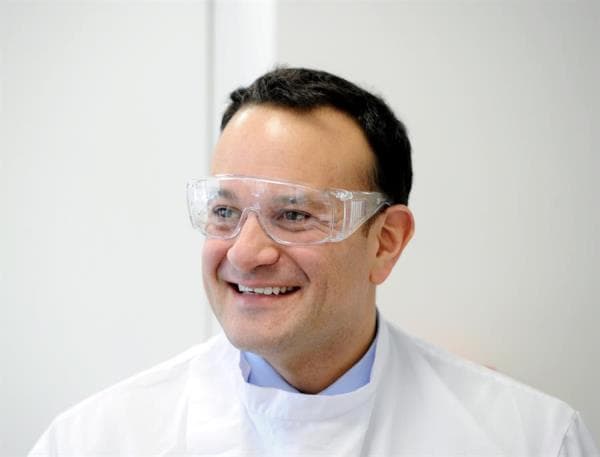 Leo Varadkar, primer ministro de Irlanda, recupera su inscripción como médico para ayudar directamente en las tareas del combate al coronavirus.