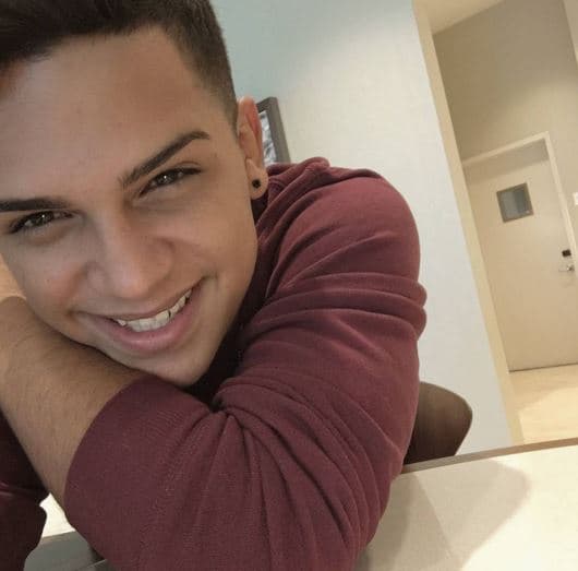 Fabyán es conquistador y trae a las fans loquitas. Un punto a su favor si de seguidoras se trata.