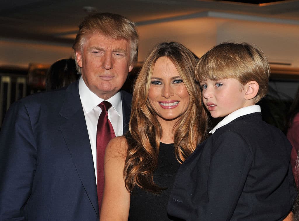 En la foto, Barron Trump en brazos de Melania Trump, y acompañado de su padre. La foto es de octubre de 2009, en el evento del lanzamiento del libro 
<i>'The Trump Card: Playing to Win in Work and Life', </i>en Nueva York.