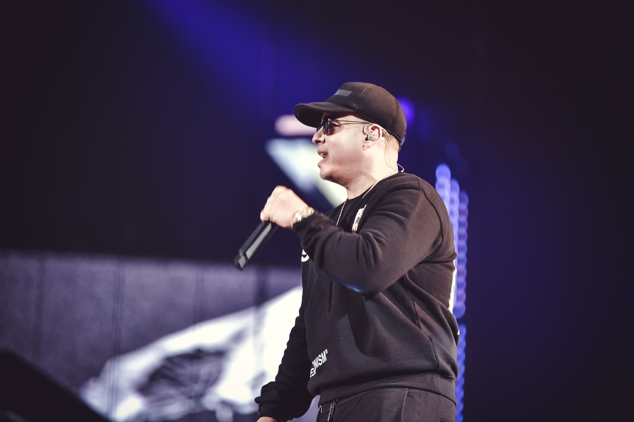 Una de ellas es: 
<b>le encanta la goma de mascar </b>y durante casi todo el ensayo lo pudimos ver saboreándola.