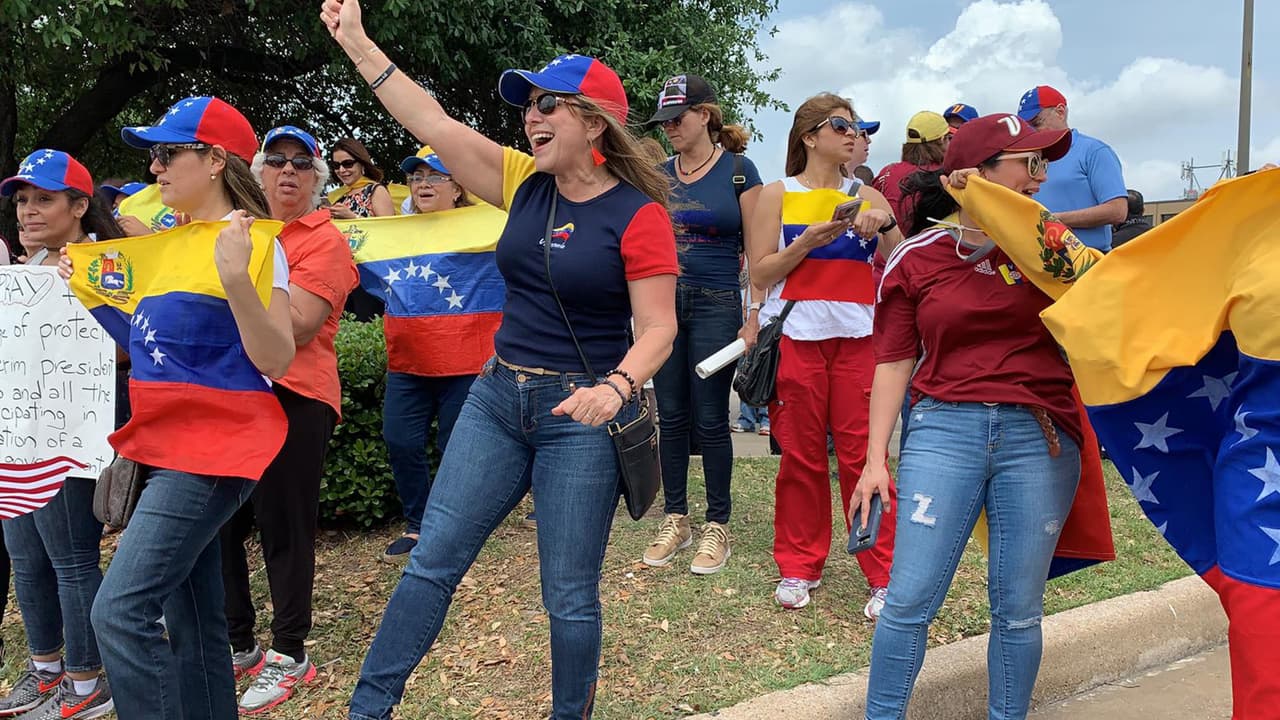 Los asistentes se preparan para participar el 1 de mayo en la gran marcha contra el régimen de Maduro.