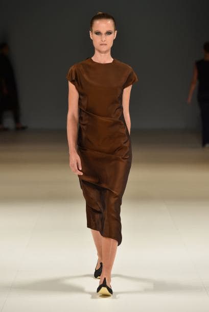 Esto es aún más relevante en bodas religiosas. Si es en una iglesia, sinagoga o cualquier otro templo, lleva tus brazos y hombros cubiertos, y amóldate a la tradición.