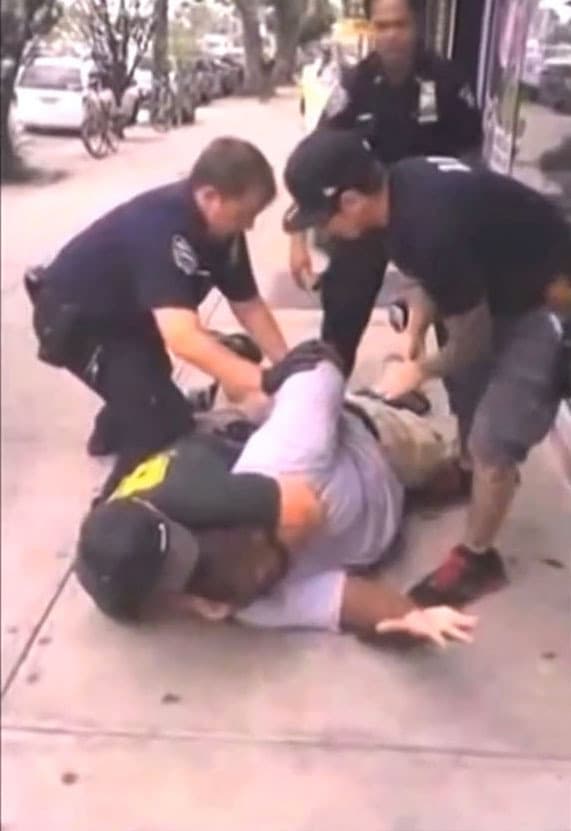 <b>T2020-6256</b>
<br>
<br>
<u><b>Prohíbe que los policías apliquen las técnicas de estrangulamiento y otras tácticas que resulten en asfixia.</b> </u>La concejal Carlina Rivera presentará una resolución este mes pidiendo al Congreso que apruebe la Ley de Prevención del Uso Excesivo de la Fuerza Eric Garner de 2019.