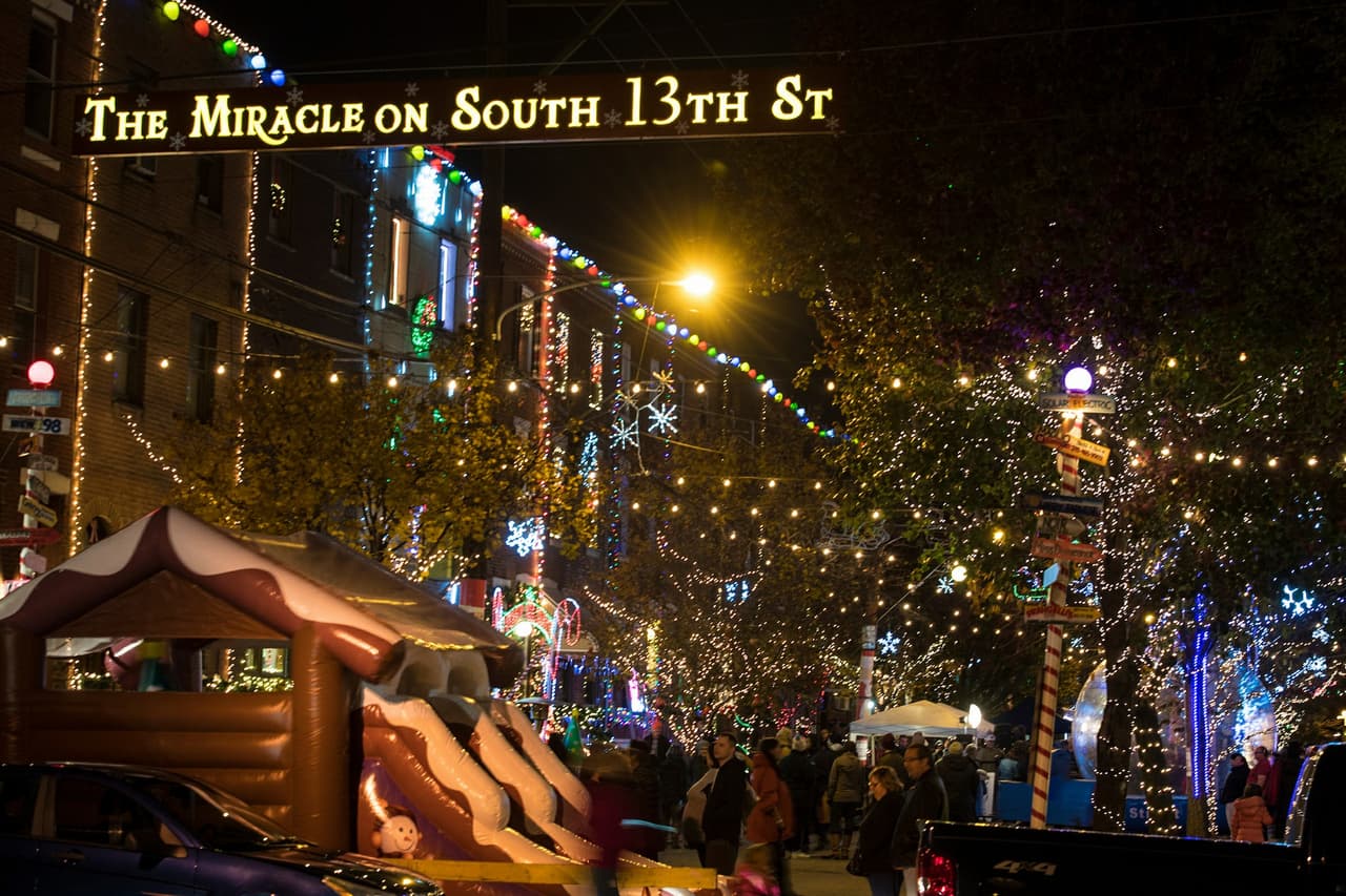 <b><a href="https://www.facebook.com/themiracleonsouth13thstreet/" target="_blank">The Miracle on South 13th Street</a></b>
<a href="https://www.facebook.com/themiracleonsouth13thstreet/" target="_blank">: </a>De vuelta en pleno apogeo después de un 2020 reducido, la versión 2021 de esta exhibición de luces navideñas del sur de Filadelfia está en funcionamiento con muchas casas en la cuadra con sus mejores galas navideñas. Espere espectáculos de luces navideñas, música, decoración inflable, luces que cuelgan de los árboles y sobre la calle, y más. Ya sea que camine o maneje, recuerde: esta es un área residencial, así que siga todas las precauciones contra una pandemia. 📍 
<a href="https://goo.gl/maps/zWrozHSNrQKF4QNq9">1600 block of South 13th Street</a>