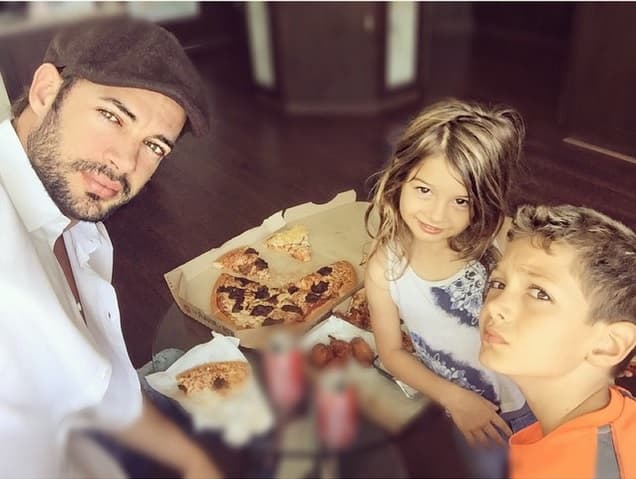 Juegos, tarde de pizza, sonrisas y mucho amor, así vive William Levy un día en compañía de sus amores.