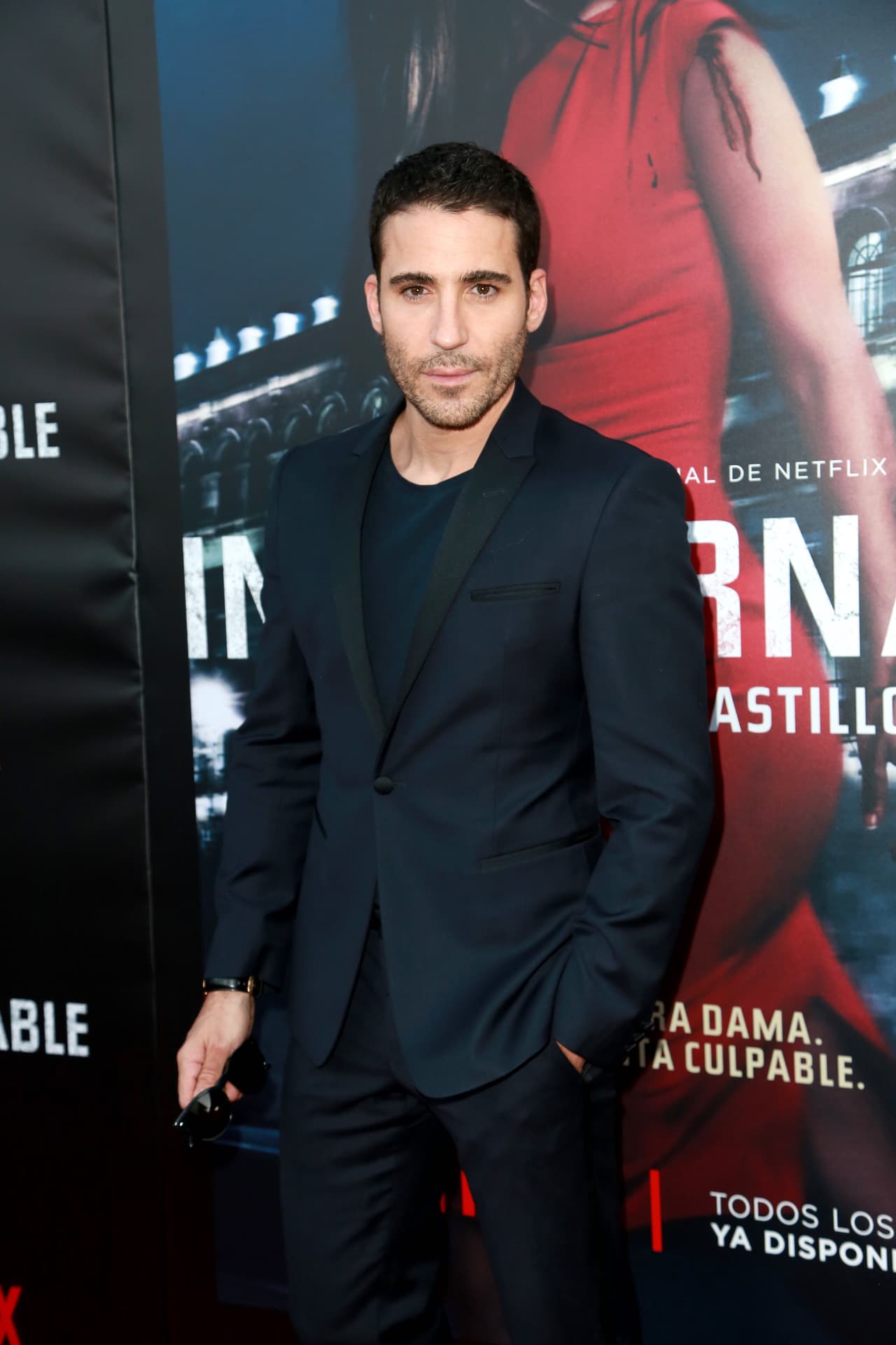 Miguel Angel Silvestre, el galán de 'Velvet', llegó con lentes más a petición de los fotógrafos desnudó su dulce mirada.