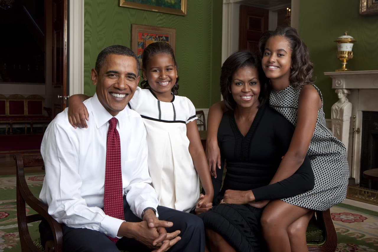 En otra foto de los Obama que data de 2009, se observa al entonces presidente de los Estados Unidos, Barack Obama junto a su hija Sasha, la primera dama y Malia, posando en un salón de la Casa Blanca.