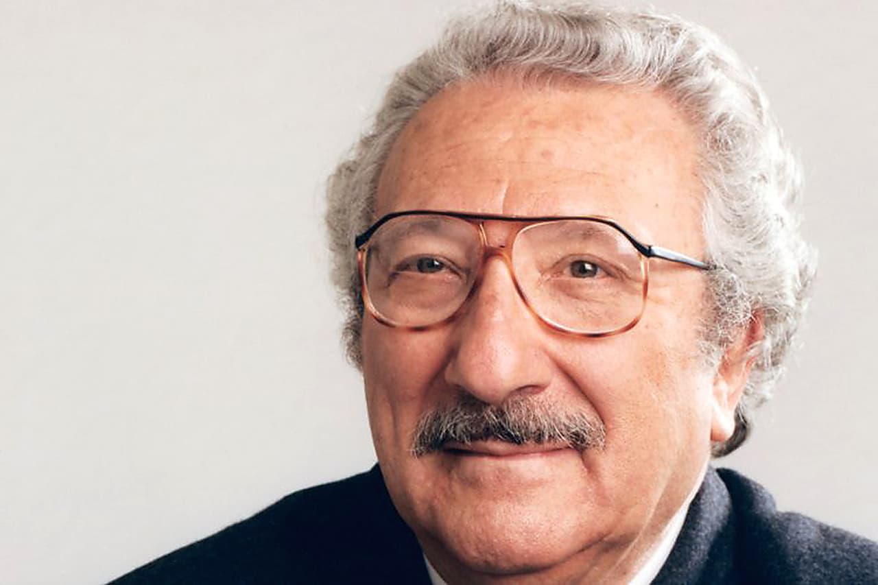 Luis Gimeno interpretó a Don Nicolás, el entrenador del equipo de fútbol y abuelo de Juan Carlos.