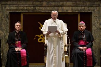 Francisco está preocupado por las "prácticas inhumanas" que comete ISIS