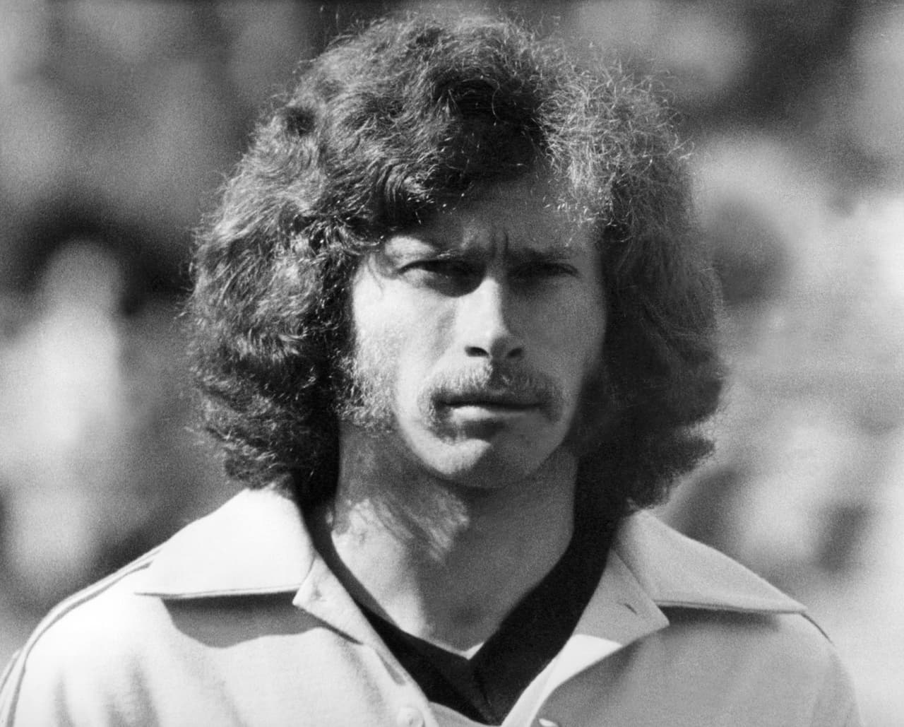 Breitner fue todo un ícono de la década de los 70 y fue campeón con Alemania en el Mundial de 1974, con Bayern Munich de la Copa de Europa ese mismo año y de la Eurocopa en 1972, entre otros títulos en su palmarés.