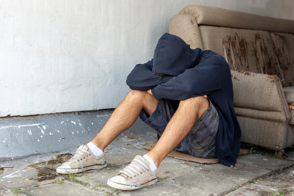 “¿Y si sale mal?” ¿Y si llueve y no podemos ir? ¿Si no nos pagan a tiempo? ¿Si me enfermo y debo suspender el viaje?”, y es esa actitud de inseguridad que crea ese tono saturnino –el término procede de Saturno, su regente- que tiende a volverle negativo o pesimista, aunque esa no sea su intención, pero es la forma en que los demás lo van a percibir.