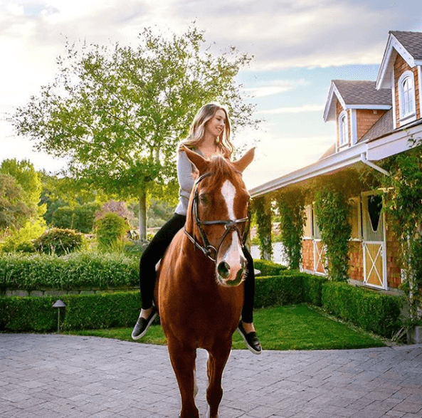 De acuerdo con la revista Hola!, hasta el momento son pocos los detalles que se conocen de la relación que mantienen Eve y Eugenio, pero todo indica que la pasión que comparten por la equitación los llevó a cruzarse en el camino.