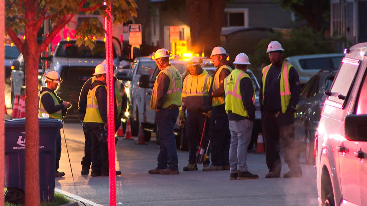 Al arribar al lugar, los bomberos encontraron 
<b><a href="https://www.univision.com/local/chicago-wgbo/dos-personas-heridas-en-un-incendio-al-este-de-chicago" target="_blank">un edificio de tres pisos envuelto en llamas. </a></b>
<br>
<br>De inmediato se enfocaron en la evacuación de los residentes, 
<b>utilizando escaleras de mano para rescatar a las personas atrapadas en los balcones.</b>