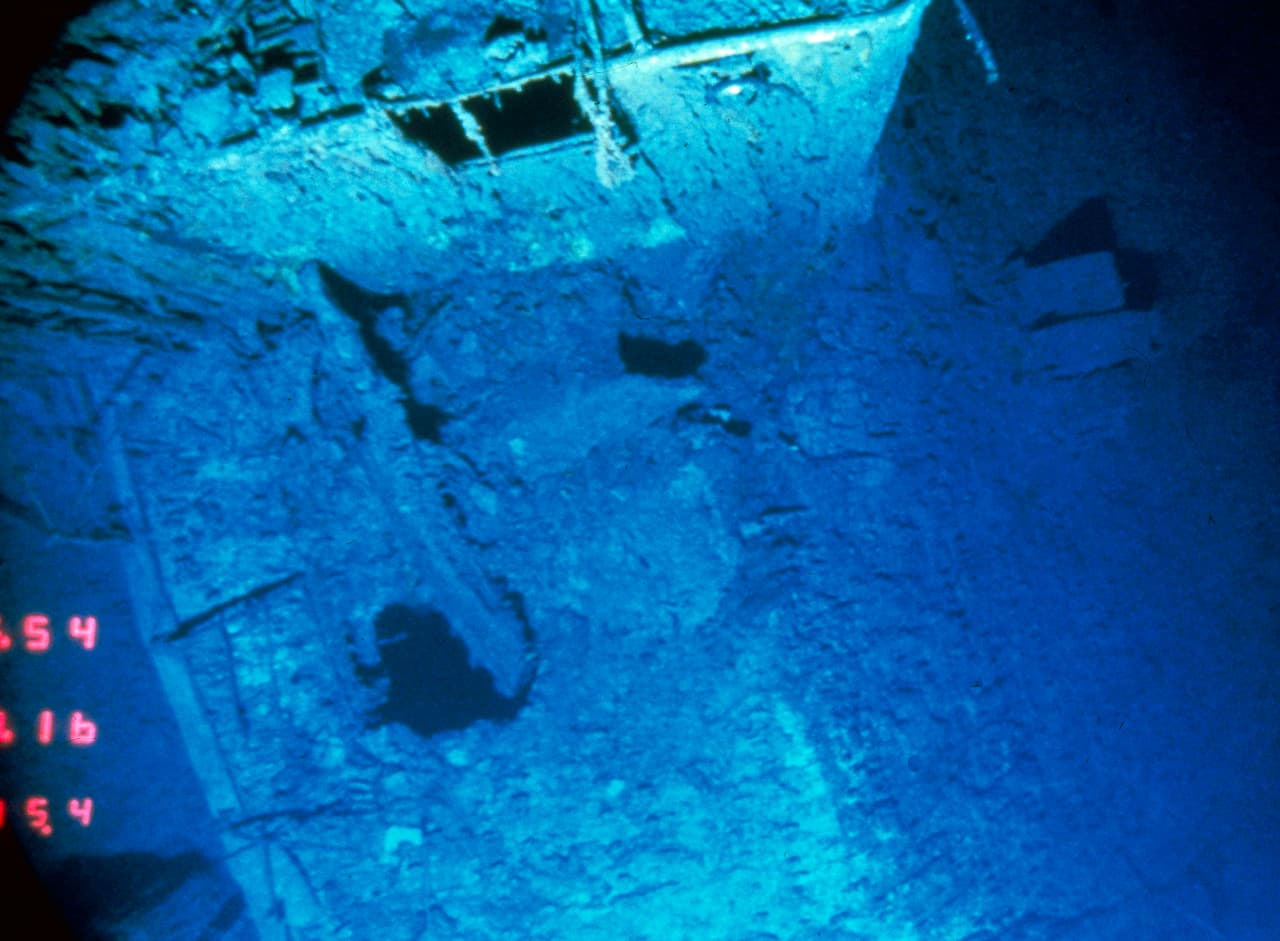 El hundimiento del Titanic se convirtió en una historia de interés mundial y sus restos fueron buscados durante décadas en el fondo del Atlántico. Finalmente en 1986, casi 80 años después del accidente, submarinos no tripulados encontraron los restos del barco.