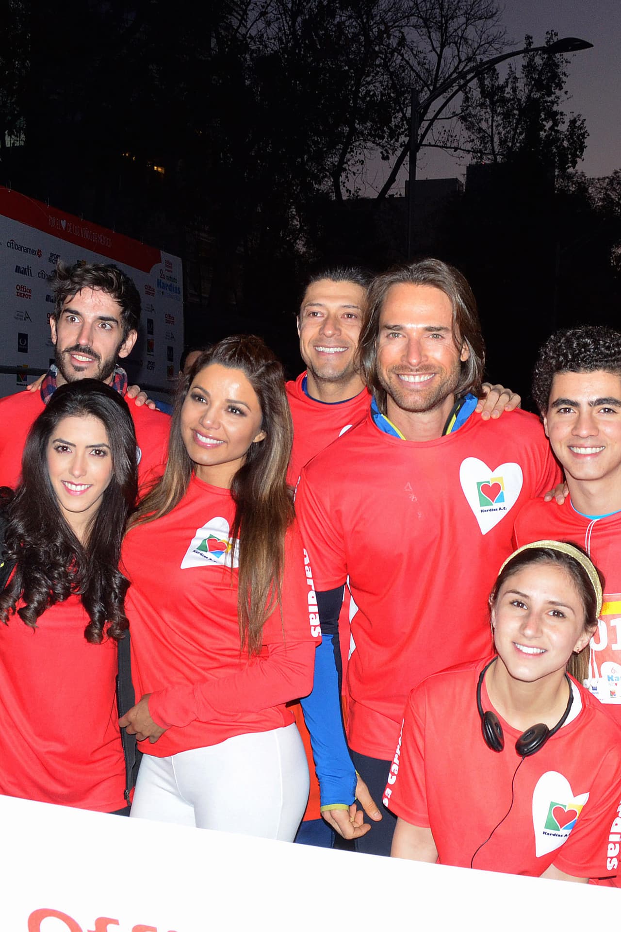 Rulli se mostró comprometido con la causa y sonriente posó junto a los participantes.