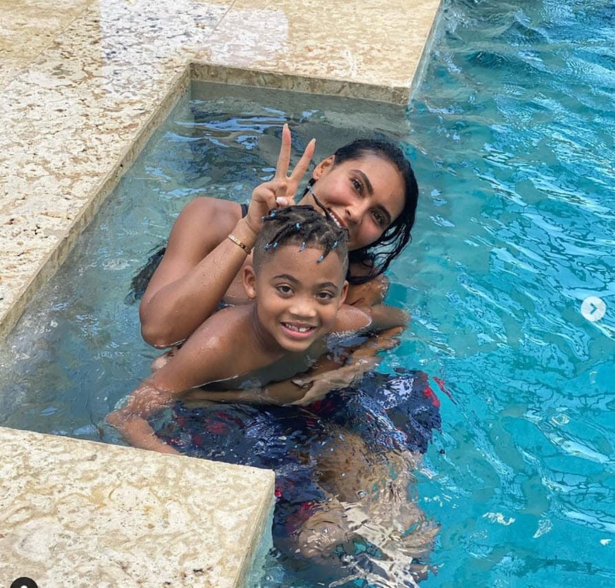 Además, hay fotos de los hijos de Lozada en la piscina, lo que coincide con lo dicho por las fuentes de The Blast acerca de que los chicos también estuvieron en casa del cantante.
<br>