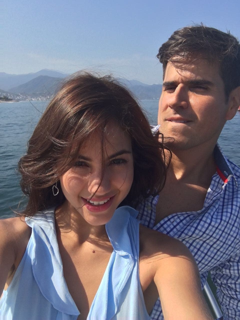 Esa mordida de labios le da un toque especial a la foto.