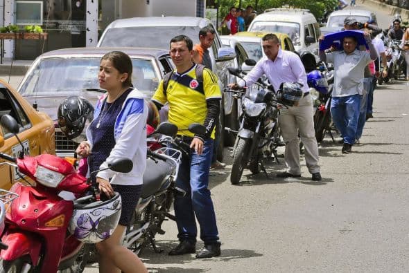 La gente hace cola para comprar combustible en Cúcuta, Norte de Santander Department, Colombia, debido a la crisis de la frontera con Venezuela.