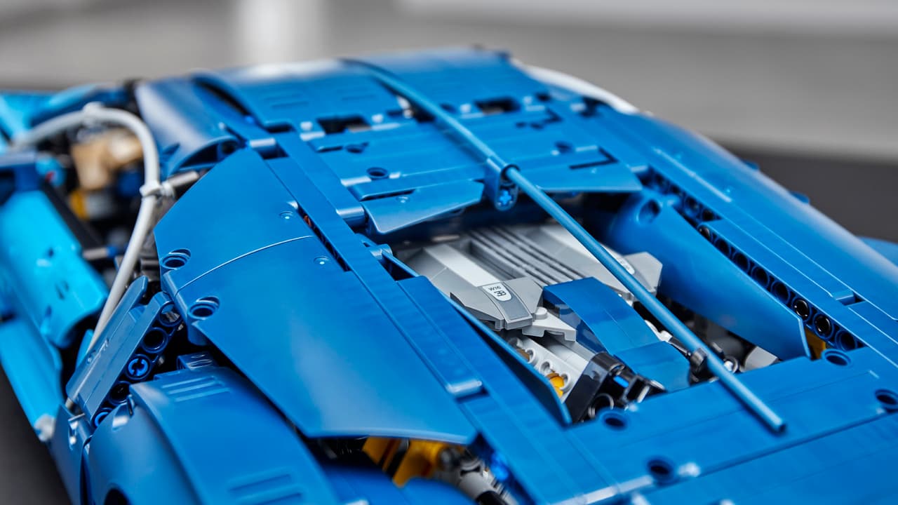 Armar su motor W16 será un reto divertido para los coleccionistas de LEGO. El modelo incluye pistones movibles.