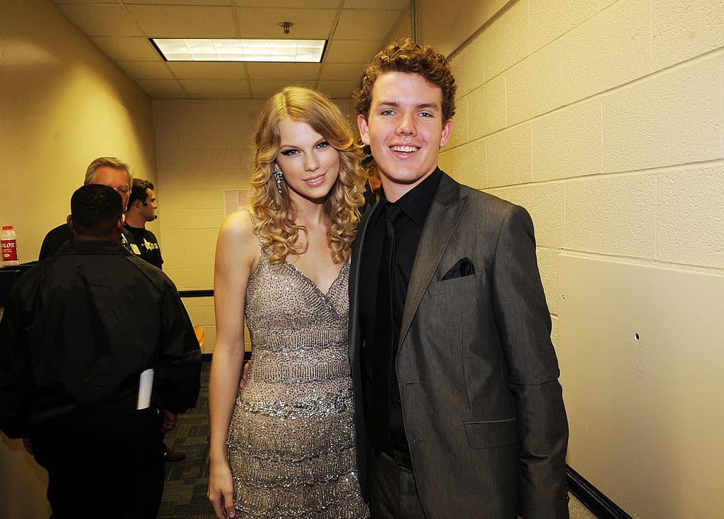 <b>Taylor Swift y Austin</b>
<br>El hermano pequeño de la cantante y compositora es Austin y desde pequeños han sido muy unidos. Austin estudió fotografía en la Universidad de Vanderbilt y es actor, apareciendo en cintas como 'We Summon the Darkness'.