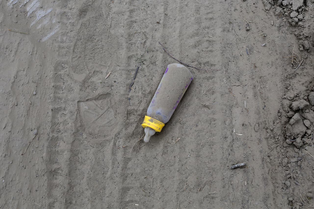 Un biberón yace abandonado cerca del río (Grande en Estados Unidos, Bravo en México) que surca la frontera sur del país, en la localidad de Roma, Texas, fronteriza con Ciudad Alemán, Tamaulipas. En cuanto cae la noche, aparece un número creciente de balsas que transportan inmigrantes, de acuerdo con la agencia AP.
<a href="https://www.univision.com/noticias/inmigracion/frontera-mexico-estados-unidos-arribo-migrantes-ultimo-mes-omplica-gobierno-biden" target="_blank">Más de 100,000 inmigrantes cruzaron hacia EEUU solamente en febrero pasado. </a>