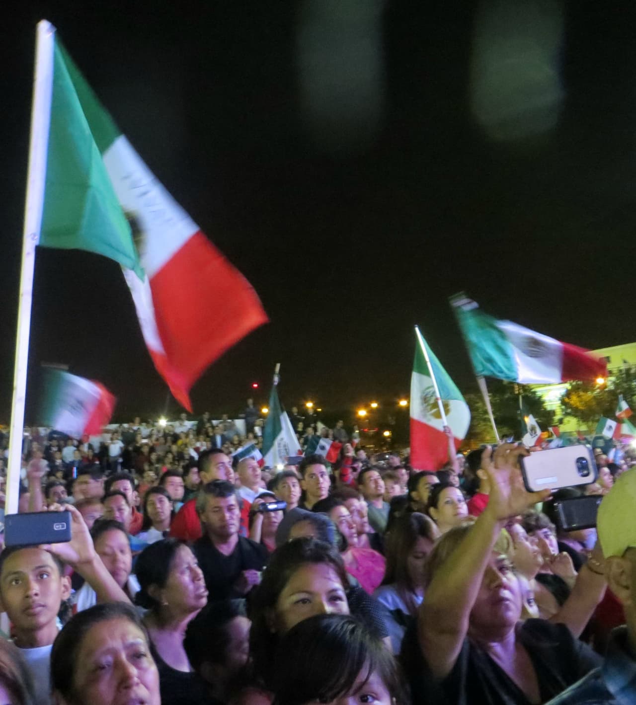 Este 15 de septiembre más de 12 mil personas gritaron Viva México en el Harrison Park. La fiesta estuvo llena de colorido y alegría, pero también de llamados de justicia por Ayotzinapa