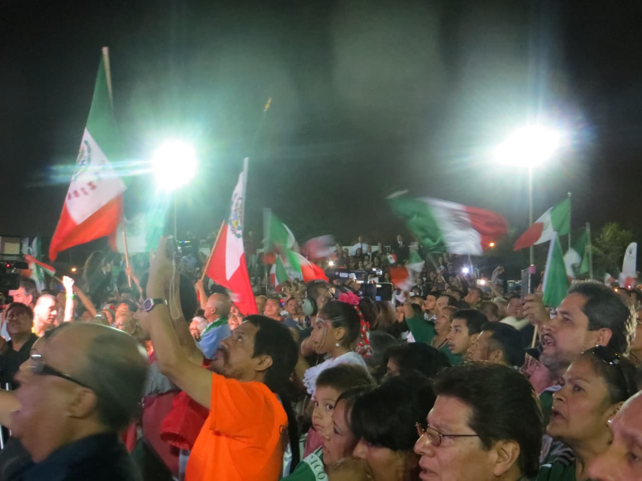 Este 15 de septiembre más de 12 mil personas gritaron Viva México en el Harrison Park. La fiesta estuvo llena de colorido y alegría, pero también de llamados de justicia por Ayotzinapa