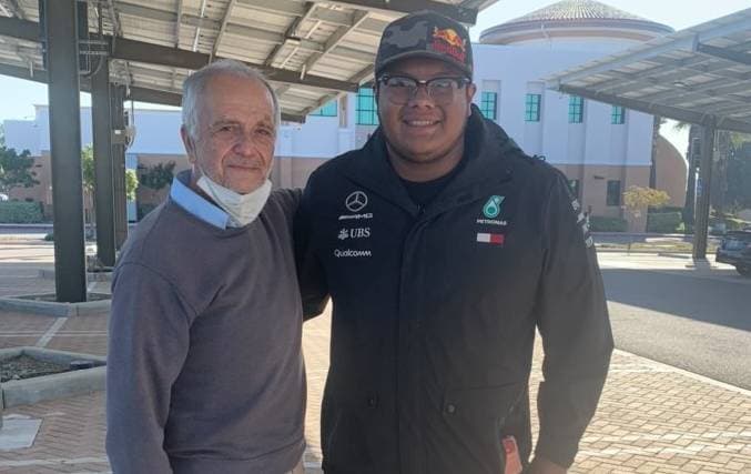 Maestro de 77 años que vive en su automóvil recibe cheque de $27,000