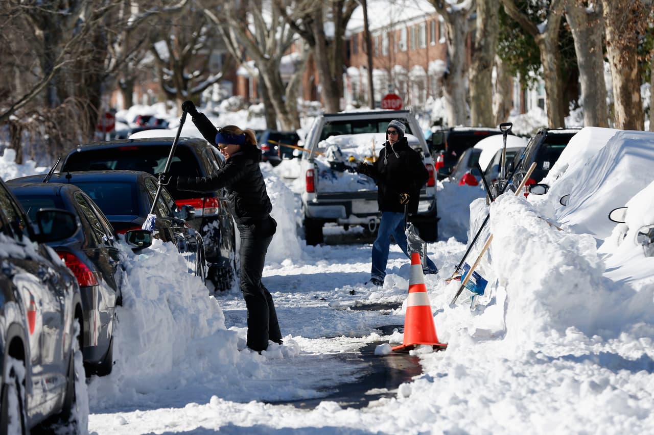 Aunque puede parecer una actividad mundana, remover nieve es muy demandante físicamente. Una persona que pesa 150 libras puede quemar hasta 200 calorías en 30 minutos, un esfuerzo equivalente a montar cinco millas en bicicleta o nadar por 20 minutos.