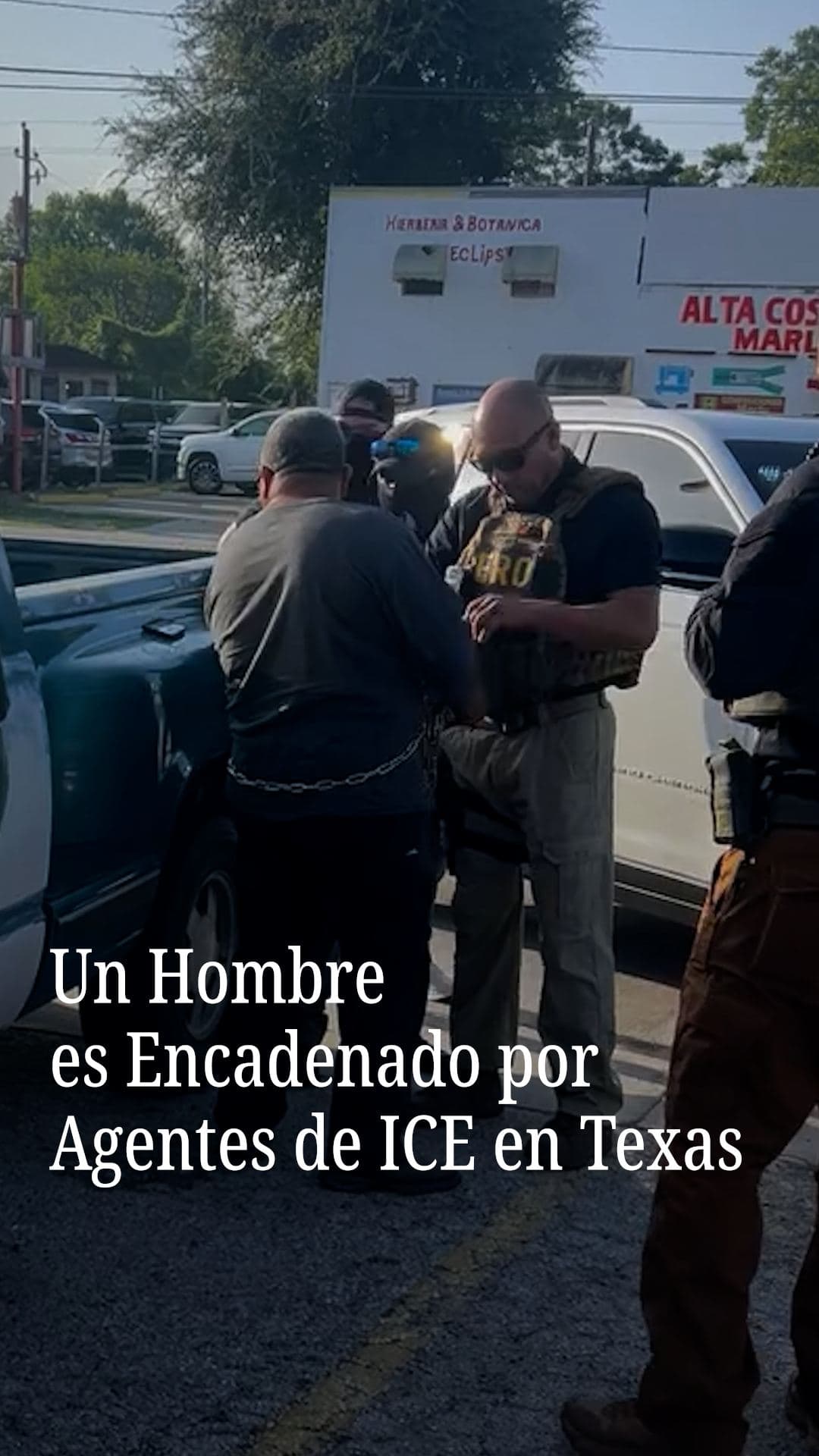 Un hombre es encadenado por agentes de ICE en Texas