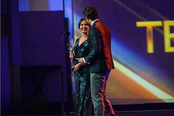 Era la hora de premiar a una de las partes esenciales de las telenovelas, "Mejor Tema Musical", el cual ganó "Mi Corazón Es Tuyo" y mismo que fue entregado por Adriana Louvier y Mane de la Parra.