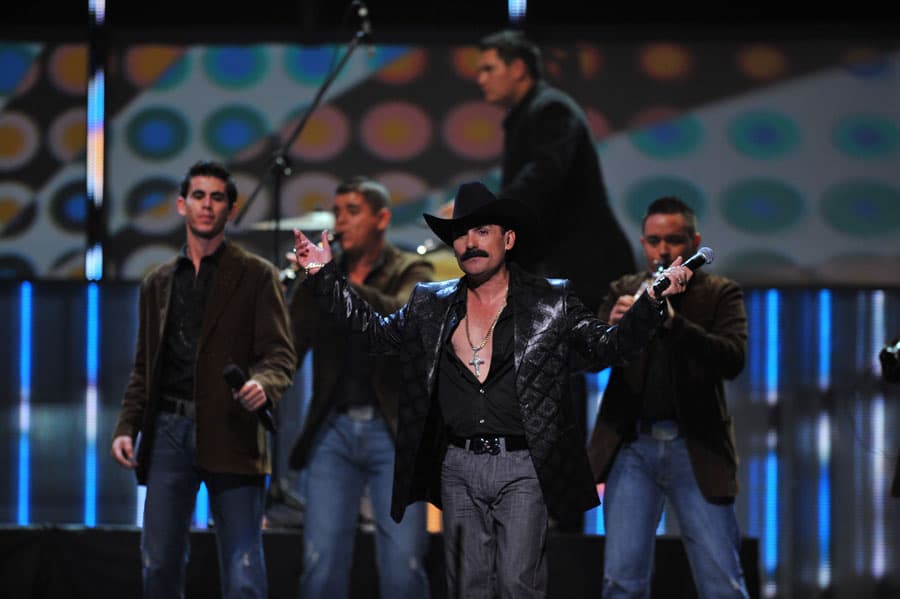 Ernesto Pérez, mejor conocido por su nombre artístico, el Chapo de Sinaloa, interpretó 'Si te agarran las ganas'. Estuvo nominado a tres premios en la categoría Regional Mexicana: Canción ('Si te agarran las ganas'), Álbum ('La historia') y Artista Masculino del Año. En esta última perdió contra Vicente Fernández.