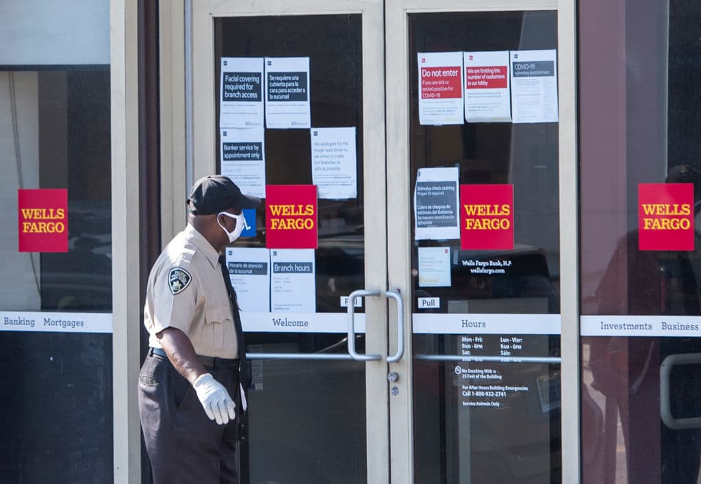 En general, Wells Fargo, con sede en San Francisco, tiene alrededor de 5.400 sucursales de servicio completo, según los datos de la FDIC analizados por Bankrate.
<br> 
<br>