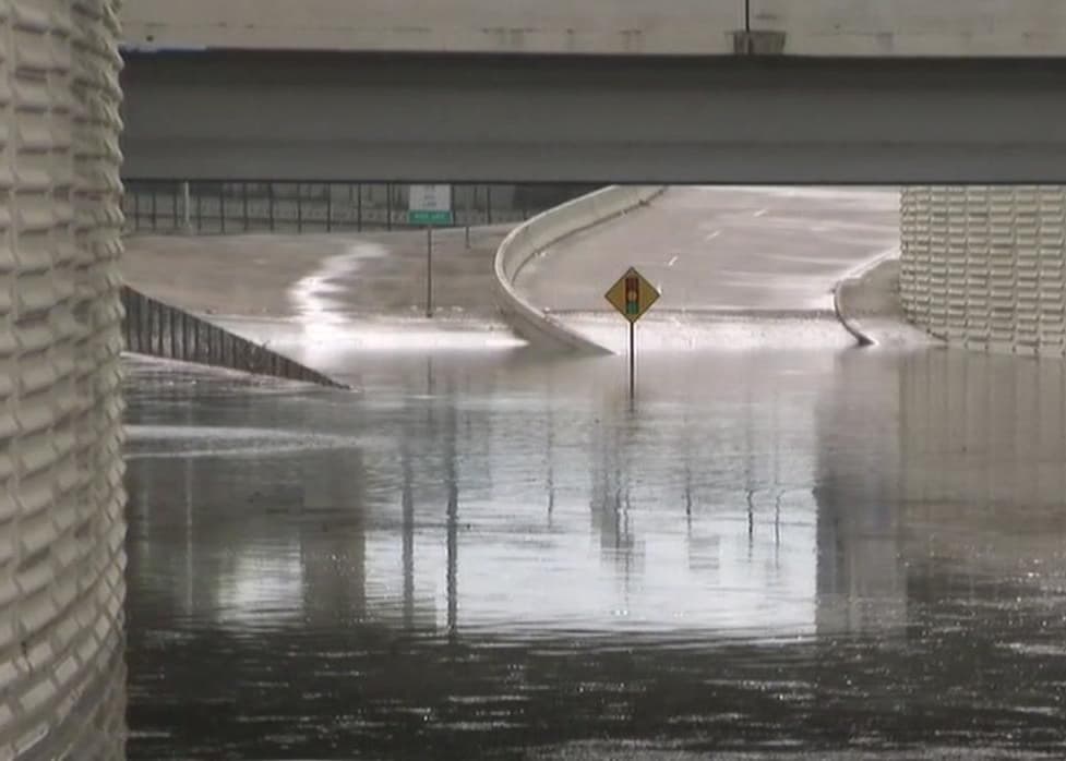 La acumulación de agua en el paso a desnivel en el cruce de la carretera 59 y el periférico 610 alcanzó un nivel por encima de los 9 pies.