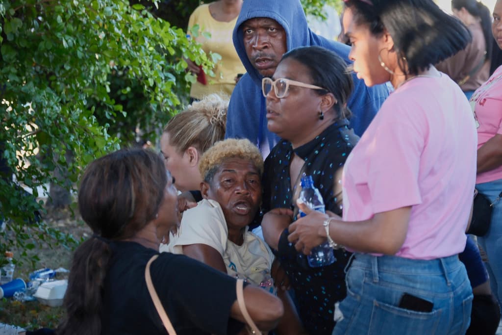 La esperanza se desvanece para algunas personas que siguen sin obtener información sobre algún familiar que estaba esa noche en la discoteca Jet Set. 
<b>Desde el martes en la tarde</b> no se había reportado el 
<b>rescate de una persona viva</b>.