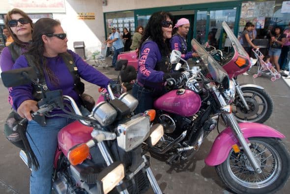 Sobre sus motos rosa, chaquetas de cuero y los cabellos al viento, las 'Guerreras', un club de mujeres motociclistas, recorre Ciudad Juárez para llevar alimentos y provisiones a los habitantes de los sectores más vulnerables de la ciudad más violenta de México.